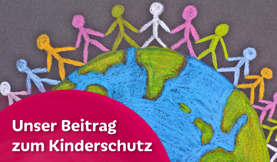 Illustration: Strichmännchen in unterschiedlichen Farben halten sich an den Händen und umspannen eine Erdkugel. Unten ein roter Halbkreis mit Text: Unser Beitrag zum Kinderschutz.